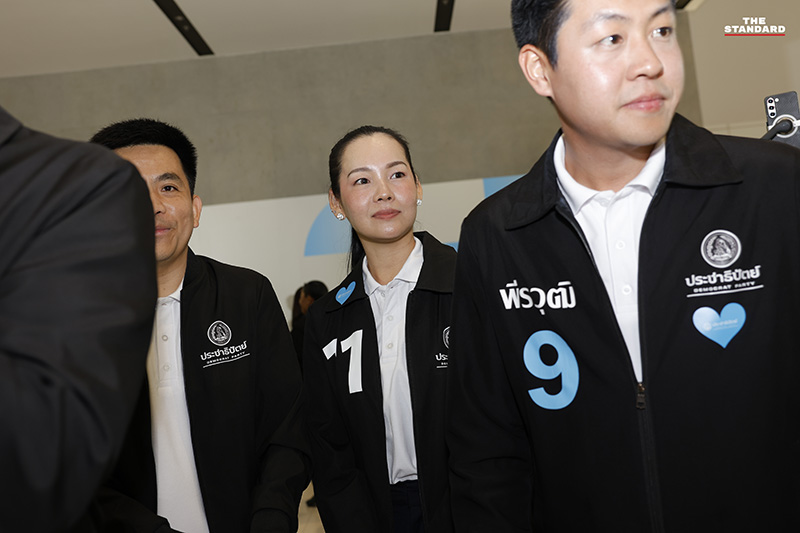 บรรยากาศการปราศรัยใหญ่โค้งสุดท้ายของพรรคประชาธิปัตย์ ที่ วัน แบงค็อก ฟอรัม โดยมีประชาชนสวมเสื้อสัญลักษณ์พรรคมาร่วมฟังอย่างคึกคัก 10