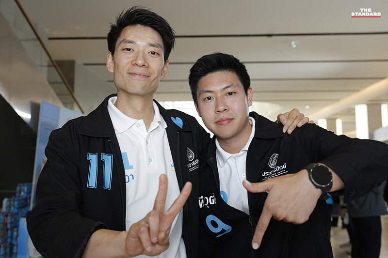 บรรยากาศการปราศรัยใหญ่โค้งสุดท้ายของพรรคประชาธิปัตย์ ที่ วัน แบงค็อก ฟอรัม โดยมีประชาชนสวมเสื้อสัญลักษณ์พรรคมาร่วมฟังอย่างคึกคัก 2