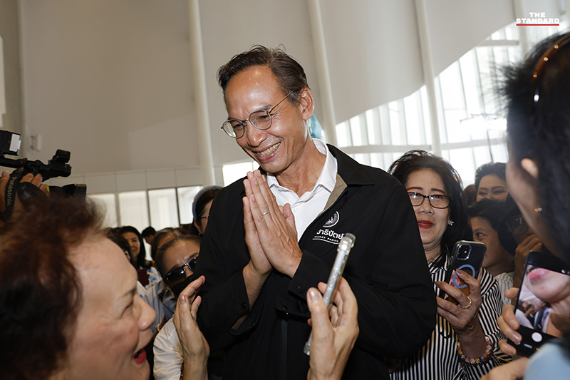 บรรยากาศการปราศรัยใหญ่โค้งสุดท้ายของพรรคประชาธิปัตย์ ที่ วัน แบงค็อก ฟอรัม โดยมีประชาชนสวมเสื้อสัญลักษณ์พรรคมาร่วมฟังอย่างคึกคัก 4