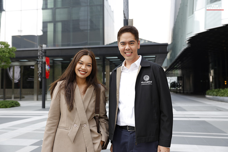บรรยากาศการปราศรัยใหญ่โค้งสุดท้ายของพรรคประชาธิปัตย์ ที่ วัน แบงค็อก ฟอรัม โดยมีประชาชนสวมเสื้อสัญลักษณ์พรรคมาร่วมฟังอย่างคึกคัก 5