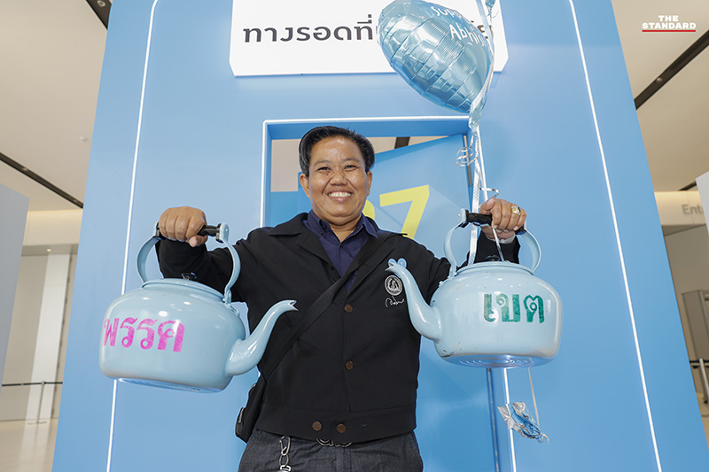 บรรยากาศการปราศรัยใหญ่โค้งสุดท้ายของพรรคประชาธิปัตย์ ที่ วัน แบงค็อก ฟอรัม โดยมีประชาชนสวมเสื้อสัญลักษณ์พรรคมาร่วมฟังอย่างคึกคัก 7