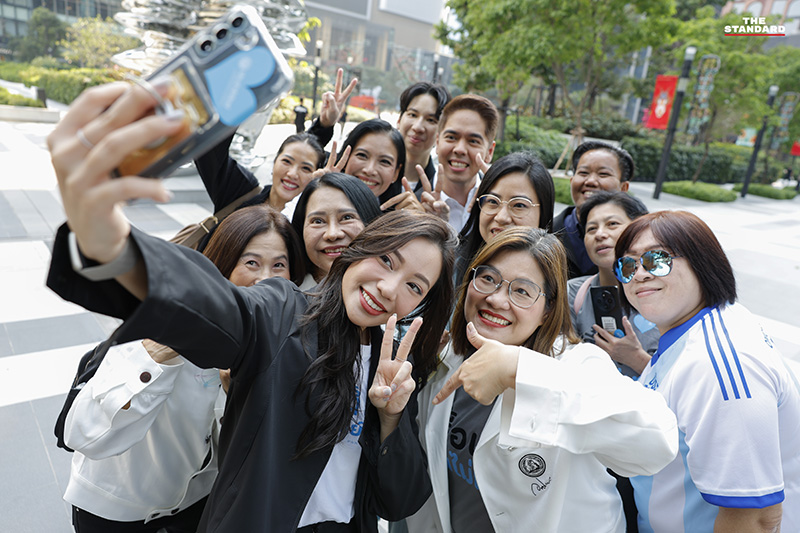 บรรยากาศการปราศรัยใหญ่โค้งสุดท้ายของพรรคประชาธิปัตย์ ที่ วัน แบงค็อก ฟอรัม โดยมีประชาชนสวมเสื้อสัญลักษณ์พรรคมาร่วมฟังอย่างคึกคัก 9