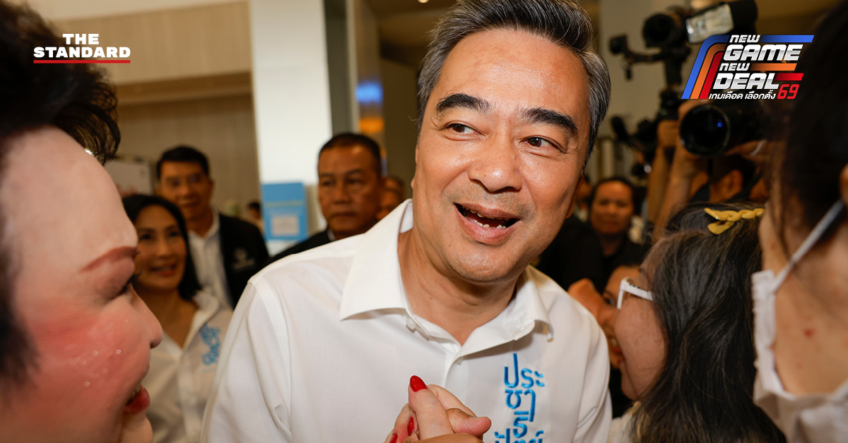 บรรยากาศการปราศรัยใหญ่โค้งสุดท้ายของพรรคประชาธิปัตย์ ที่ วัน แบงค็อก ฟอรัม โดยมีประชาชนสวมเสื้อสัญลักษณ์พรรคมาร่วมฟังอย่างคึกคัก