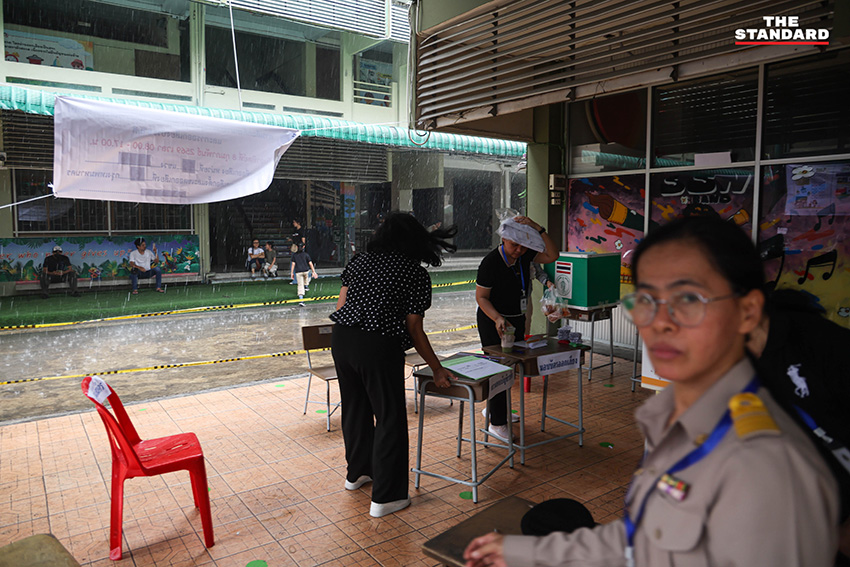 ประชาชนชาวดินแดงกางร่มฝ่าฝนเดินทางมาใช้สิทธิเลือกตั้งและประชามติ ณ หน่วยเลือกตั้งโรงเรียนสามเสนนอก เขตดินแดง โดยมีผู้มาใช้สิทธิเกินกว่าครึ่ง 1