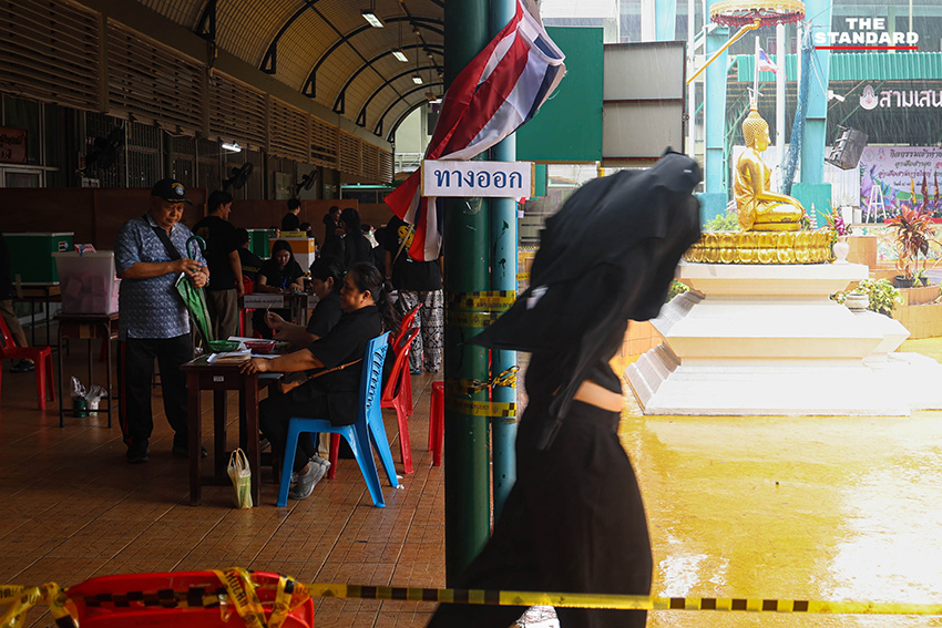 ประชาชนชาวดินแดงกางร่มฝ่าฝนเดินทางมาใช้สิทธิเลือกตั้งและประชามติ ณ หน่วยเลือกตั้งโรงเรียนสามเสนนอก เขตดินแดง โดยมีผู้มาใช้สิทธิเกินกว่าครึ่ง 10