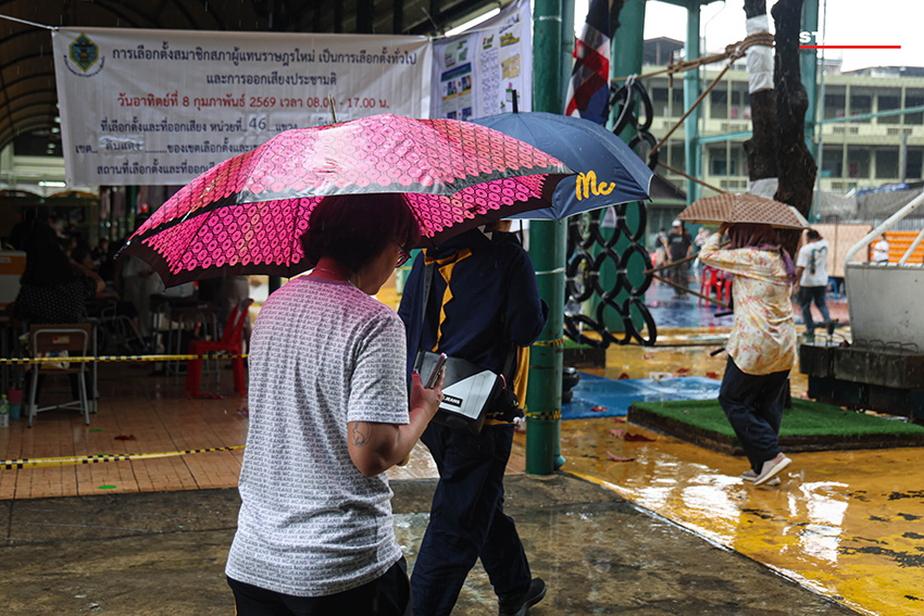 ประชาชนชาวดินแดงกางร่มฝ่าฝนเดินทางมาใช้สิทธิเลือกตั้งและประชามติ ณ หน่วยเลือกตั้งโรงเรียนสามเสนนอก เขตดินแดง โดยมีผู้มาใช้สิทธิเกินกว่าครึ่ง 2
