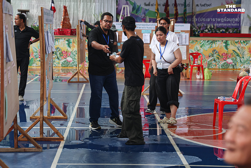 ประชาชนชาวดินแดงกางร่มฝ่าฝนเดินทางมาใช้สิทธิเลือกตั้งและประชามติ ณ หน่วยเลือกตั้งโรงเรียนสามเสนนอก เขตดินแดง โดยมีผู้มาใช้สิทธิเกินกว่าครึ่ง 3