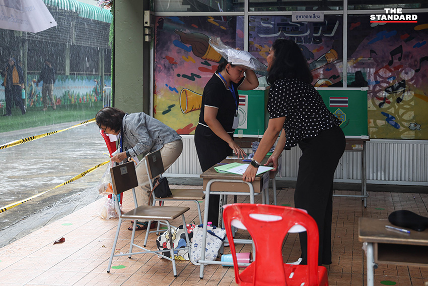 ประชาชนชาวดินแดงกางร่มฝ่าฝนเดินทางมาใช้สิทธิเลือกตั้งและประชามติ ณ หน่วยเลือกตั้งโรงเรียนสามเสนนอก เขตดินแดง โดยมีผู้มาใช้สิทธิเกินกว่าครึ่ง 4