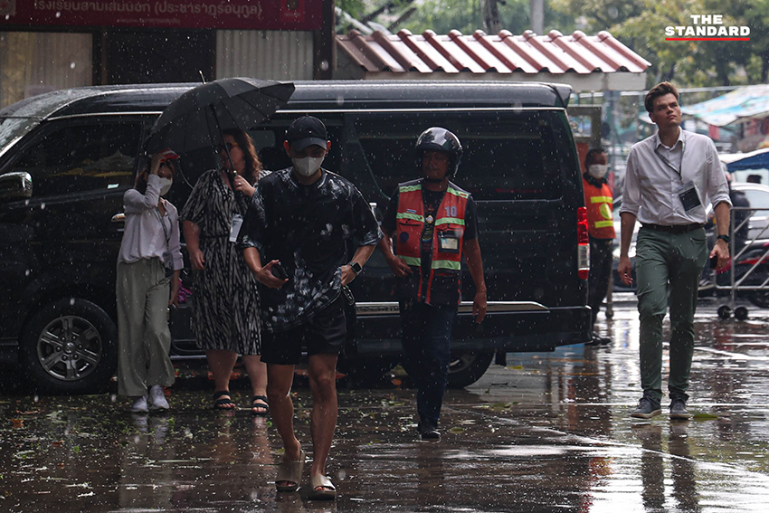 ประชาชนชาวดินแดงกางร่มฝ่าฝนเดินทางมาใช้สิทธิเลือกตั้งและประชามติ ณ หน่วยเลือกตั้งโรงเรียนสามเสนนอก เขตดินแดง โดยมีผู้มาใช้สิทธิเกินกว่าครึ่ง 5