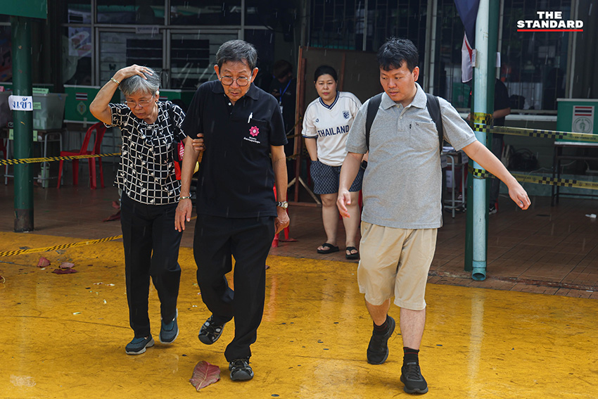 ประชาชนชาวดินแดงกางร่มฝ่าฝนเดินทางมาใช้สิทธิเลือกตั้งและประชามติ ณ หน่วยเลือกตั้งโรงเรียนสามเสนนอก เขตดินแดง โดยมีผู้มาใช้สิทธิเกินกว่าครึ่ง 6