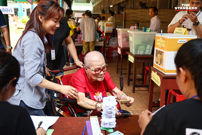 ประชาชนชาวดินแดงกางร่มฝ่าฝนเดินทางมาใช้สิทธิเลือกตั้งและประชามติ ณ หน่วยเลือกตั้งโรงเรียนสามเสนนอก เขตดินแดง โดยมีผู้มาใช้สิทธิเกินกว่าครึ่ง 7