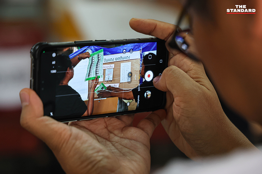 ประชาชนเฝ้าสังเกตการณ์การนับคะแนนเลือกตั้งในเขตดินแดง หลังปิดหีบ 3