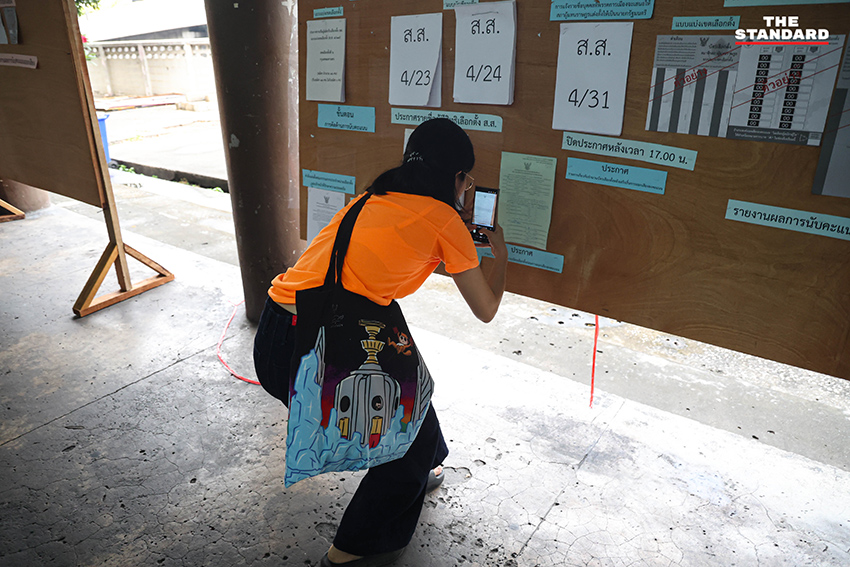 ประชาชนเฝ้าสังเกตการณ์การนับคะแนนเลือกตั้งในเขตดินแดง หลังปิดหีบ 9