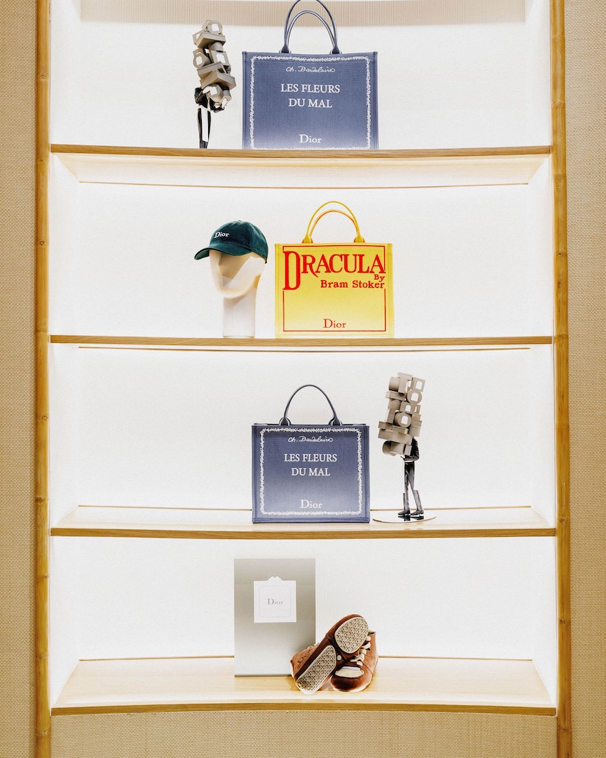 ภาพดิสเพลย์หุ่นเบลล์บอยจัดแสดงกล่อง Colifichets พร้อมเสื้อผ้าและกระเป๋าคอลเล็กชันแรกของ Dior โดย Jonathan Anderson 1