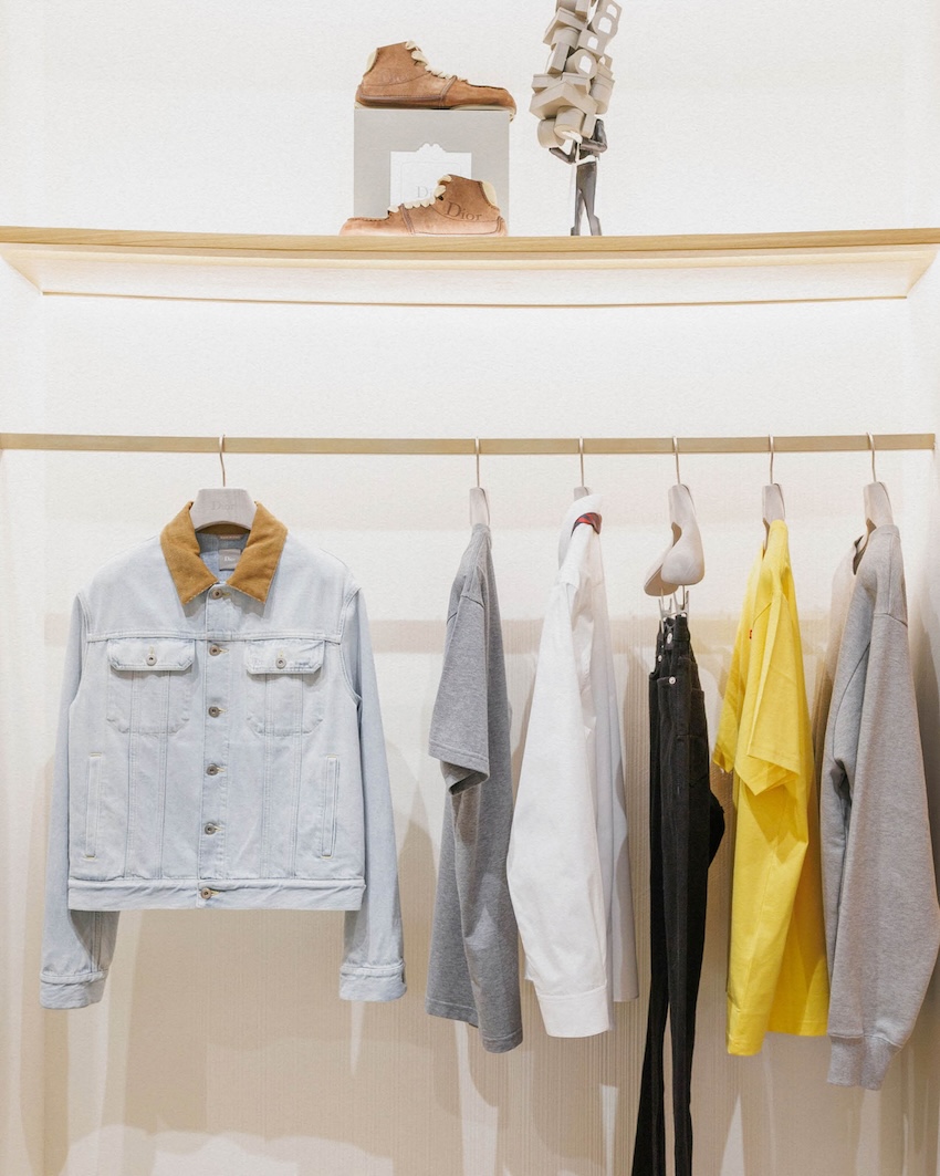 ภาพดิสเพลย์หุ่นเบลล์บอยจัดแสดงกล่อง Colifichets พร้อมเสื้อผ้าและกระเป๋าคอลเล็กชันแรกของ Dior โดย Jonathan Anderson 3