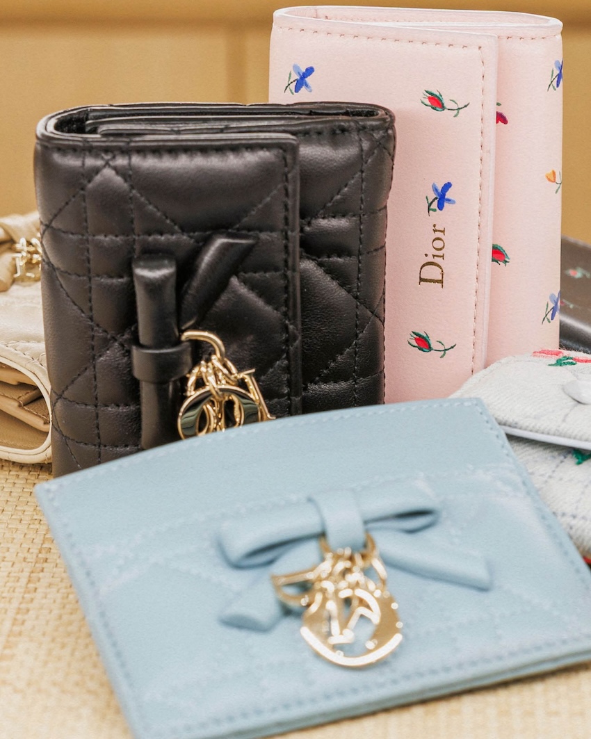 ภาพดิสเพลย์หุ่นเบลล์บอยจัดแสดงกล่อง Colifichets พร้อมเสื้อผ้าและกระเป๋าคอลเล็กชันแรกของ Dior โดย Jonathan Anderson 4