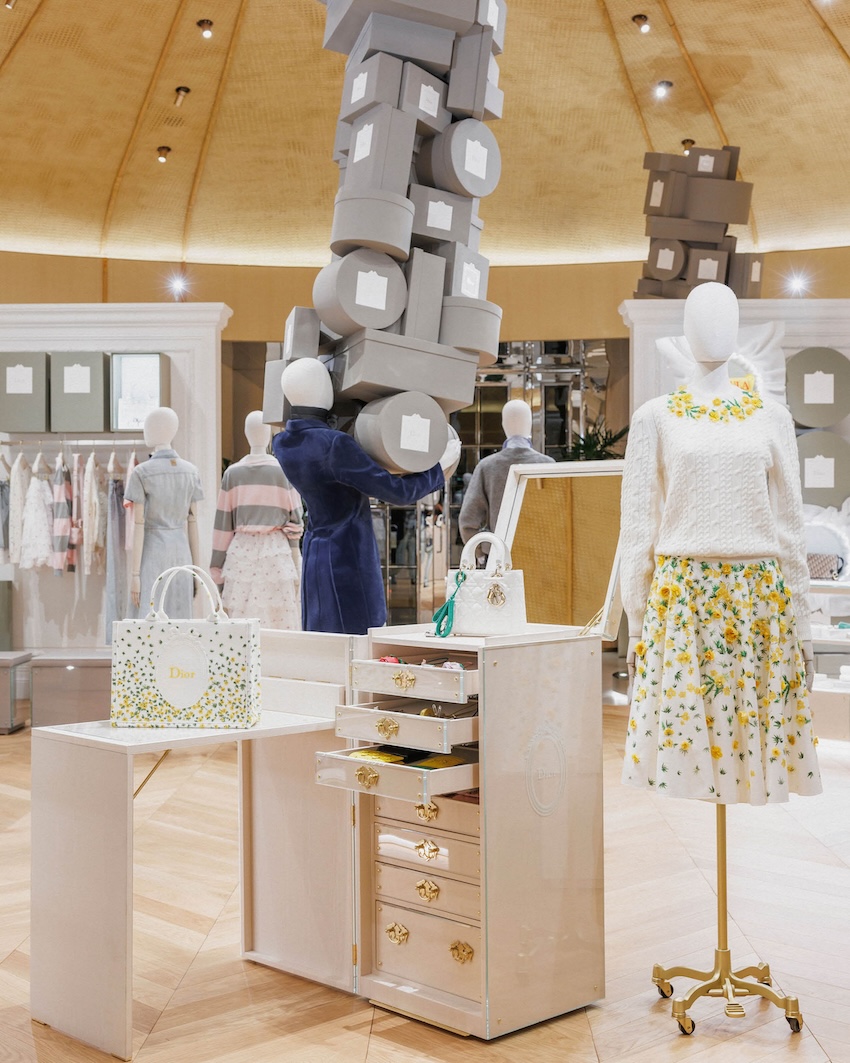 ภาพดิสเพลย์หุ่นเบลล์บอยจัดแสดงกล่อง Colifichets พร้อมเสื้อผ้าและกระเป๋าคอลเล็กชันแรกของ Dior โดย Jonathan Anderson 5