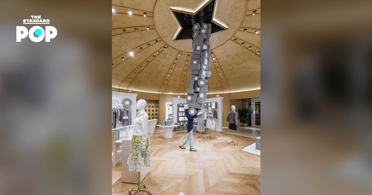 ภาพดิสเพลย์หุ่นเบลล์บอยจัดแสดงกล่อง Colifichets พร้อมเสื้อผ้าและกระเป๋าคอลเล็กชันแรกของ Dior โดย Jonathan Anderson