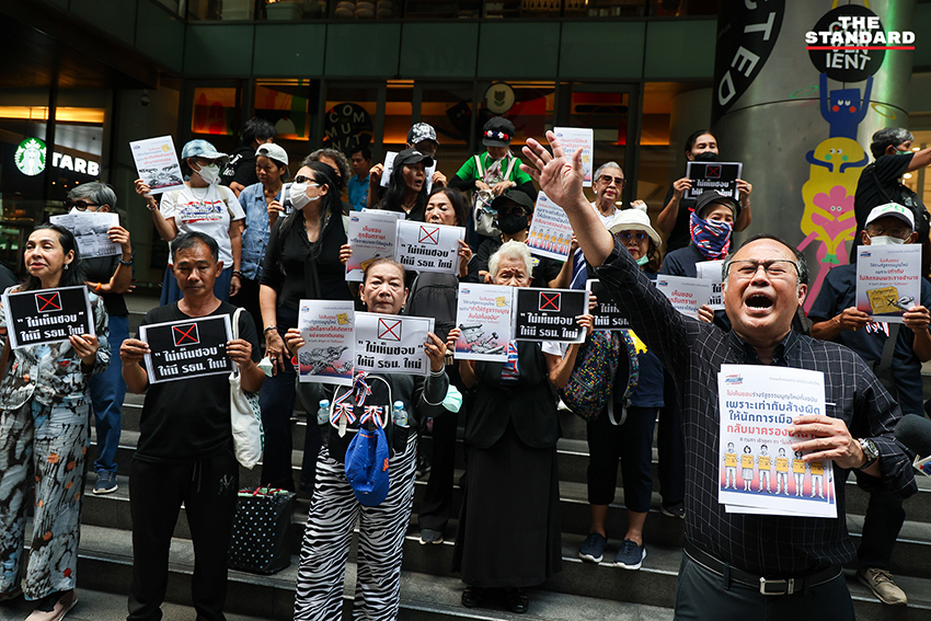 นพ.ตุลย์ สิทธิสมวงศ์ รณรงค์ให้ประชาชนกา ‘ไม่เห็นชอบ’ คงรัฐธรรมนูญฉบับใหม่ บนถนนสีลม กรุงเทพฯ 1