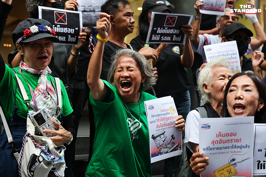 นพ.ตุลย์ สิทธิสมวงศ์ รณรงค์ให้ประชาชนกา ‘ไม่เห็นชอบ’ คงรัฐธรรมนูญฉบับใหม่ บนถนนสีลม กรุงเทพฯ 3