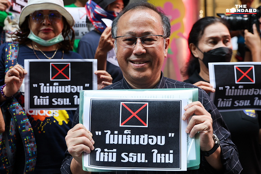 นพ.ตุลย์ สิทธิสมวงศ์ รณรงค์ให้ประชาชนกา ‘ไม่เห็นชอบ’ คงรัฐธรรมนูญฉบับใหม่ บนถนนสีลม กรุงเทพฯ 5