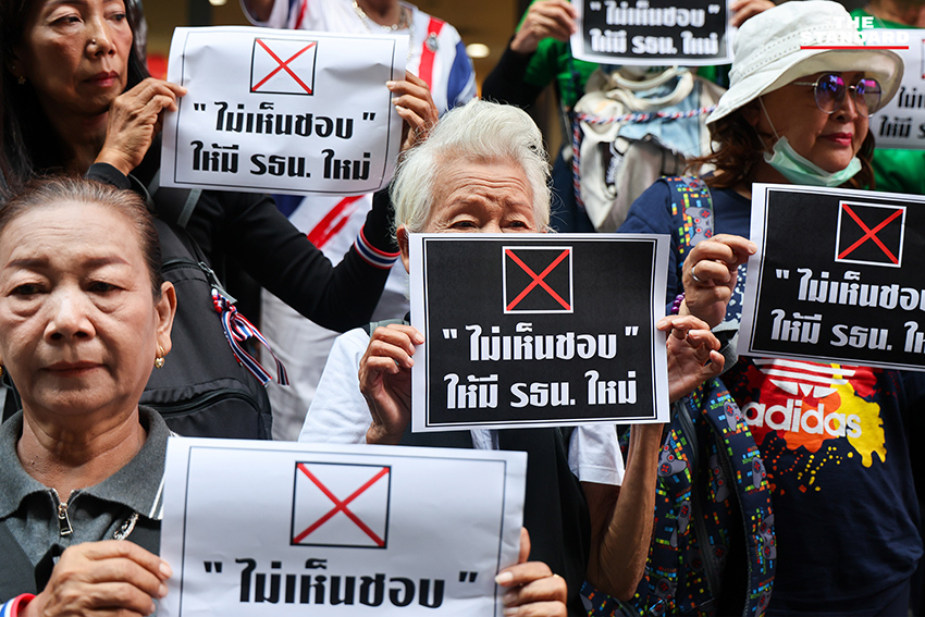 นพ.ตุลย์ สิทธิสมวงศ์ รณรงค์ให้ประชาชนกา ‘ไม่เห็นชอบ’ คงรัฐธรรมนูญฉบับใหม่ บนถนนสีลม กรุงเทพฯ 6