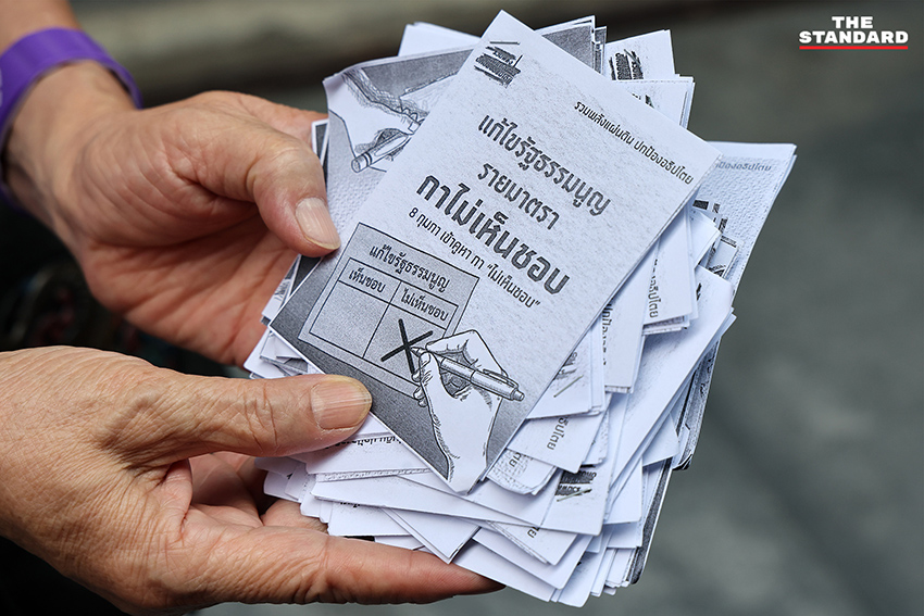 นพ.ตุลย์ สิทธิสมวงศ์ รณรงค์ให้ประชาชนกา ‘ไม่เห็นชอบ’ คงรัฐธรรมนูญฉบับใหม่ บนถนนสีลม กรุงเทพฯ 7