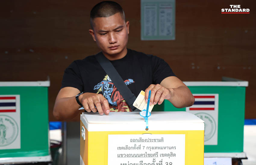 ทหารจำนวนมากเข้าคิวรอใช้สิทธิเลือกตั้งที่หน่วยเลือกตั้งเขต ดุสิต 1