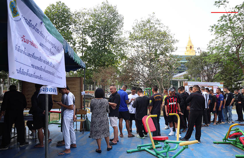 ทหารจำนวนมากเข้าคิวรอใช้สิทธิเลือกตั้งที่หน่วยเลือกตั้งเขต ดุสิต 2