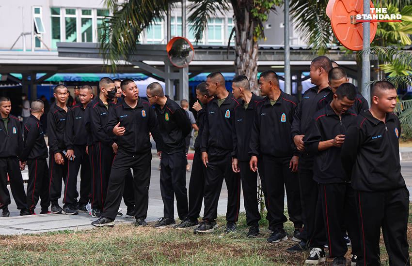 ทหารจำนวนมากเข้าคิวรอใช้สิทธิเลือกตั้งที่หน่วยเลือกตั้งเขต ดุสิต 3