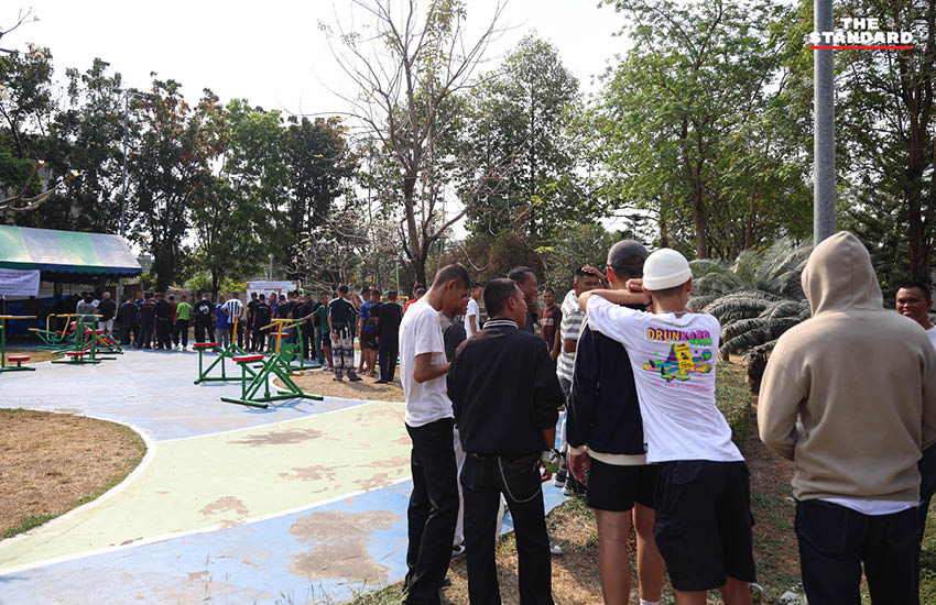 ทหารจำนวนมากเข้าคิวรอใช้สิทธิเลือกตั้งที่หน่วยเลือกตั้งเขต ดุสิต 4