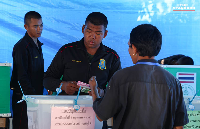 ทหารจำนวนมากเข้าคิวรอใช้สิทธิเลือกตั้งที่หน่วยเลือกตั้งเขต ดุสิต 5