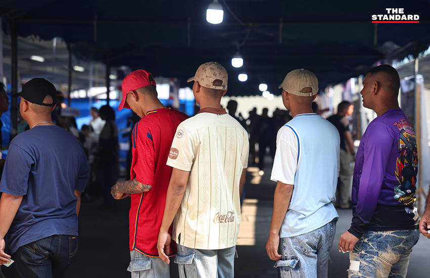 ทหารจำนวนมากเข้าคิวรอใช้สิทธิเลือกตั้งที่หน่วยเลือกตั้งเขต ดุสิต 6