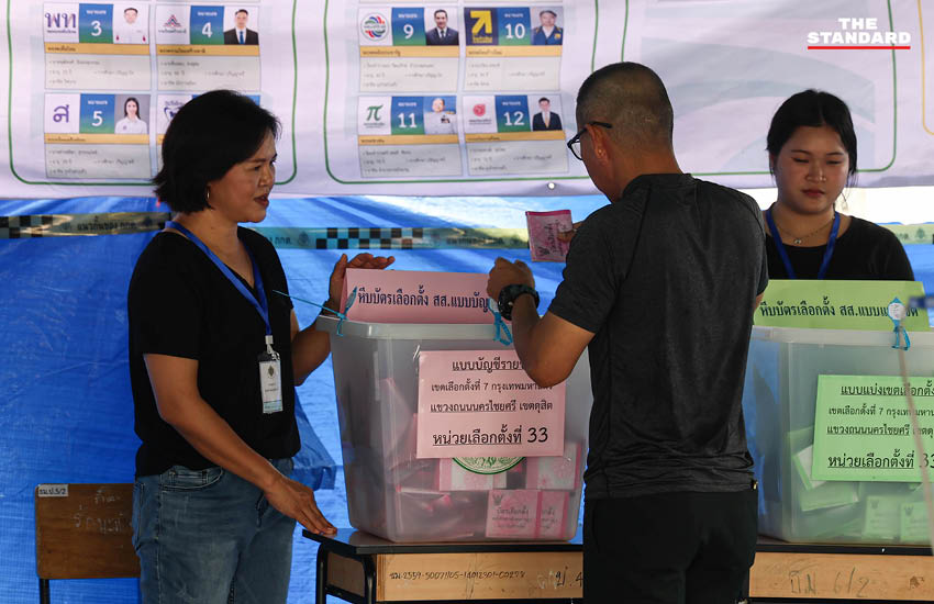 ทหารจำนวนมากเข้าคิวรอใช้สิทธิเลือกตั้งที่หน่วยเลือกตั้งเขต ดุสิต 7