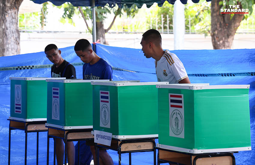 ทหารจำนวนมากเข้าคิวรอใช้สิทธิเลือกตั้งที่หน่วยเลือกตั้งเขต ดุสิต 8