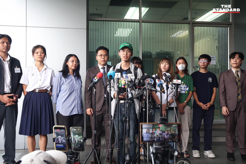 ทนายความพร้อมกลุ่มนักศึกษายื่นฟ้องศาลปกครอง เพื่อขอให้เบรก กกต. รับรองผลเลือกตั้ง 1