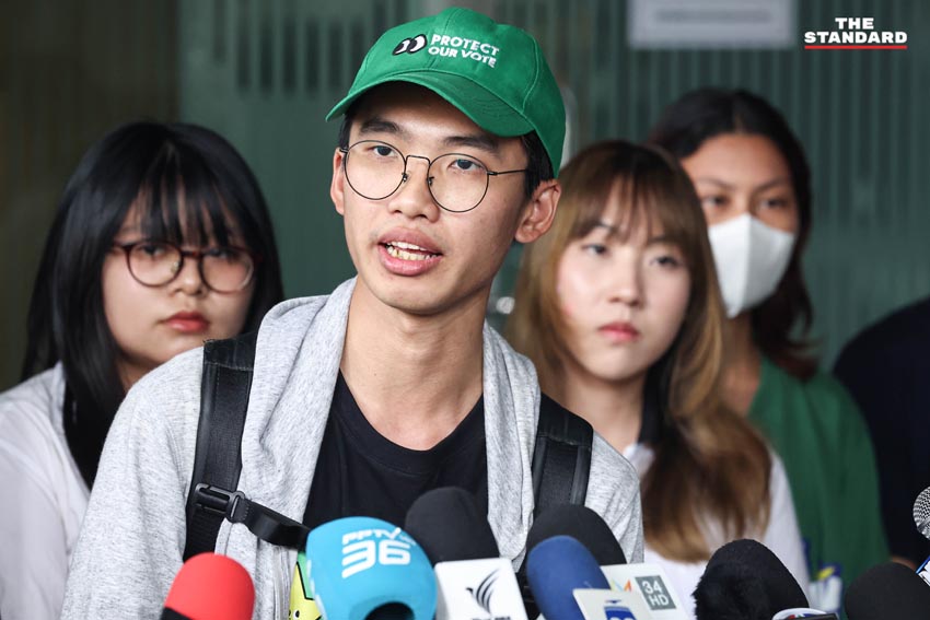 ทนายความพร้อมกลุ่มนักศึกษายื่นฟ้องศาลปกครอง เพื่อขอให้เบรก กกต. รับรองผลเลือกตั้ง 2