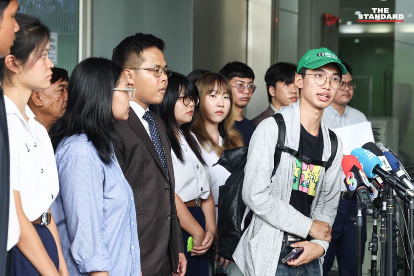 ทนายความพร้อมกลุ่มนักศึกษายื่นฟ้องศาลปกครอง เพื่อขอให้เบรก กกต. รับรองผลเลือกตั้ง 3