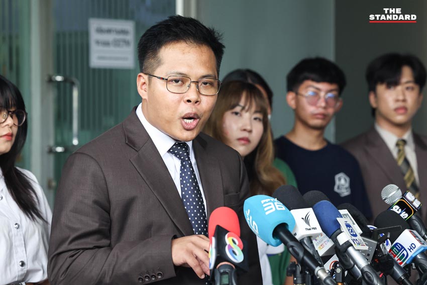 ทนายความพร้อมกลุ่มนักศึกษายื่นฟ้องศาลปกครอง เพื่อขอให้เบรก กกต. รับรองผลเลือกตั้ง 4