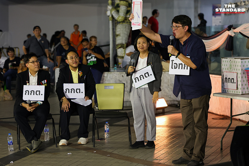 ภาพประชาชนและแกนนำร่วมกิจกรรม 'เวทีไต่สวนสาธารณะ กกต. โกงเสียงประชาชน' ที่ลานหน้าหอศิลปวัฒนธรรมแห่งกรุงเทพมหานคร 1