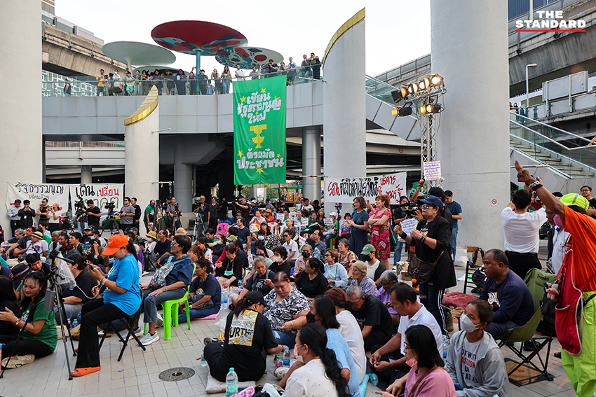 ภาพประชาชนและแกนนำร่วมกิจกรรม 'เวทีไต่สวนสาธารณะ กกต. โกงเสียงประชาชน' ที่ลานหน้าหอศิลปวัฒนธรรมแห่งกรุงเทพมหานคร 10