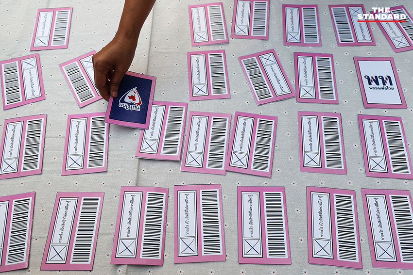 ภาพประชาชนและแกนนำร่วมกิจกรรม 'เวทีไต่สวนสาธารณะ กกต. โกงเสียงประชาชน' ที่ลานหน้าหอศิลปวัฒนธรรมแห่งกรุงเทพมหานคร 11