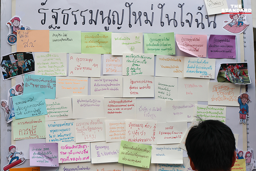 ภาพประชาชนและแกนนำร่วมกิจกรรม 'เวทีไต่สวนสาธารณะ กกต. โกงเสียงประชาชน' ที่ลานหน้าหอศิลปวัฒนธรรมแห่งกรุงเทพมหานคร 12