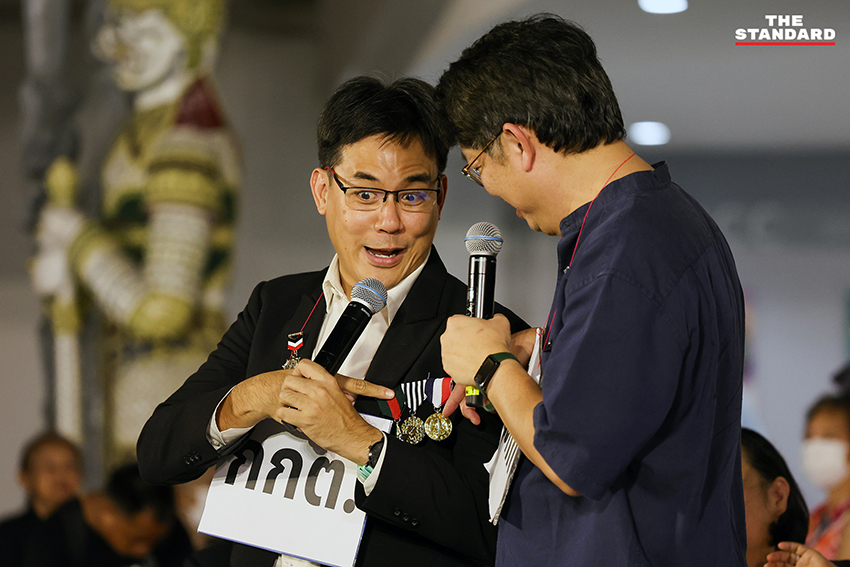 ภาพประชาชนและแกนนำร่วมกิจกรรม 'เวทีไต่สวนสาธารณะ กกต. โกงเสียงประชาชน' ที่ลานหน้าหอศิลปวัฒนธรรมแห่งกรุงเทพมหานคร 2