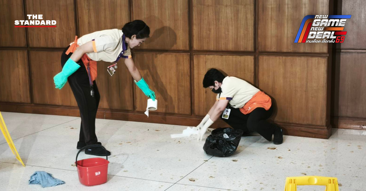 เทวา อดีตครูสอนเทนนิสแต่งกายชุดกีฬาเทนนิส ขว้างปาน้ำปลาร้าใส่กำแพงสำนักงานคณะกรรมการการเลือกตั้ง (กกต.)