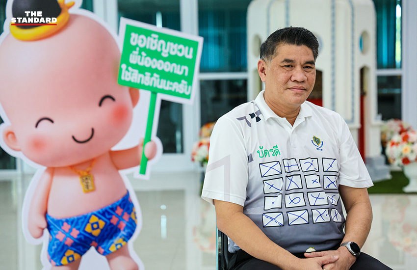 เสื้อ ‘บัตรดี-บัตรเสีย’ จาก กกต. สุพรรณบุรี ที่มีภาพตัวอย่างการกากบาทเลือกตั้งที่ถูกต้องและไม่ถูกต้อง 2
