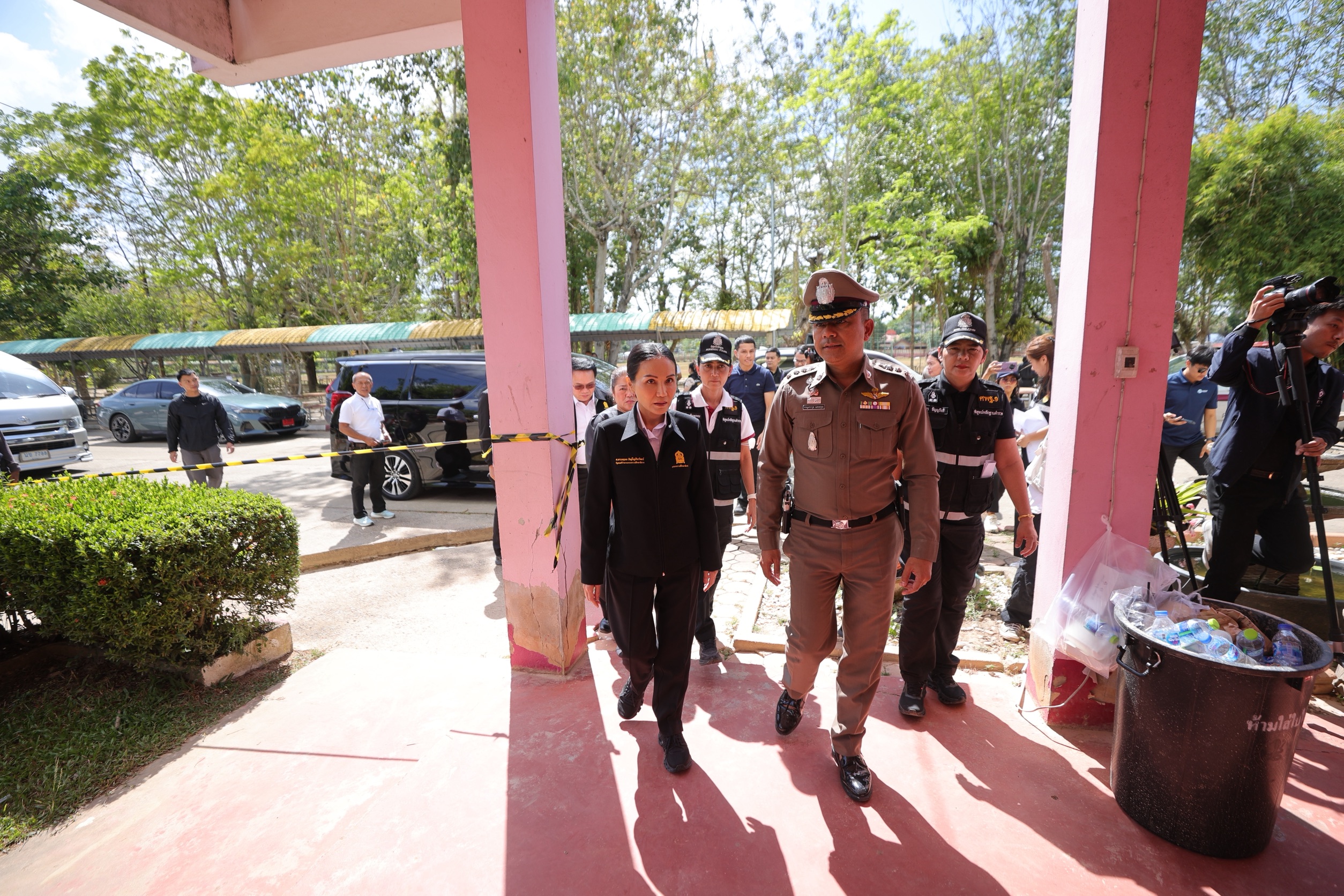 ศ.ดร.นฤมล ภิญโญสินวัฒน์ รัฐมนตรีว่าการกระทรวงศึกษาธิการ เยี่ยมนักเรียนที่ได้รับบาดเจ็บจากเหตุการณ์บุกยิงที่โรงเรียนพะตงประธานคีรีวัฒน์ 2