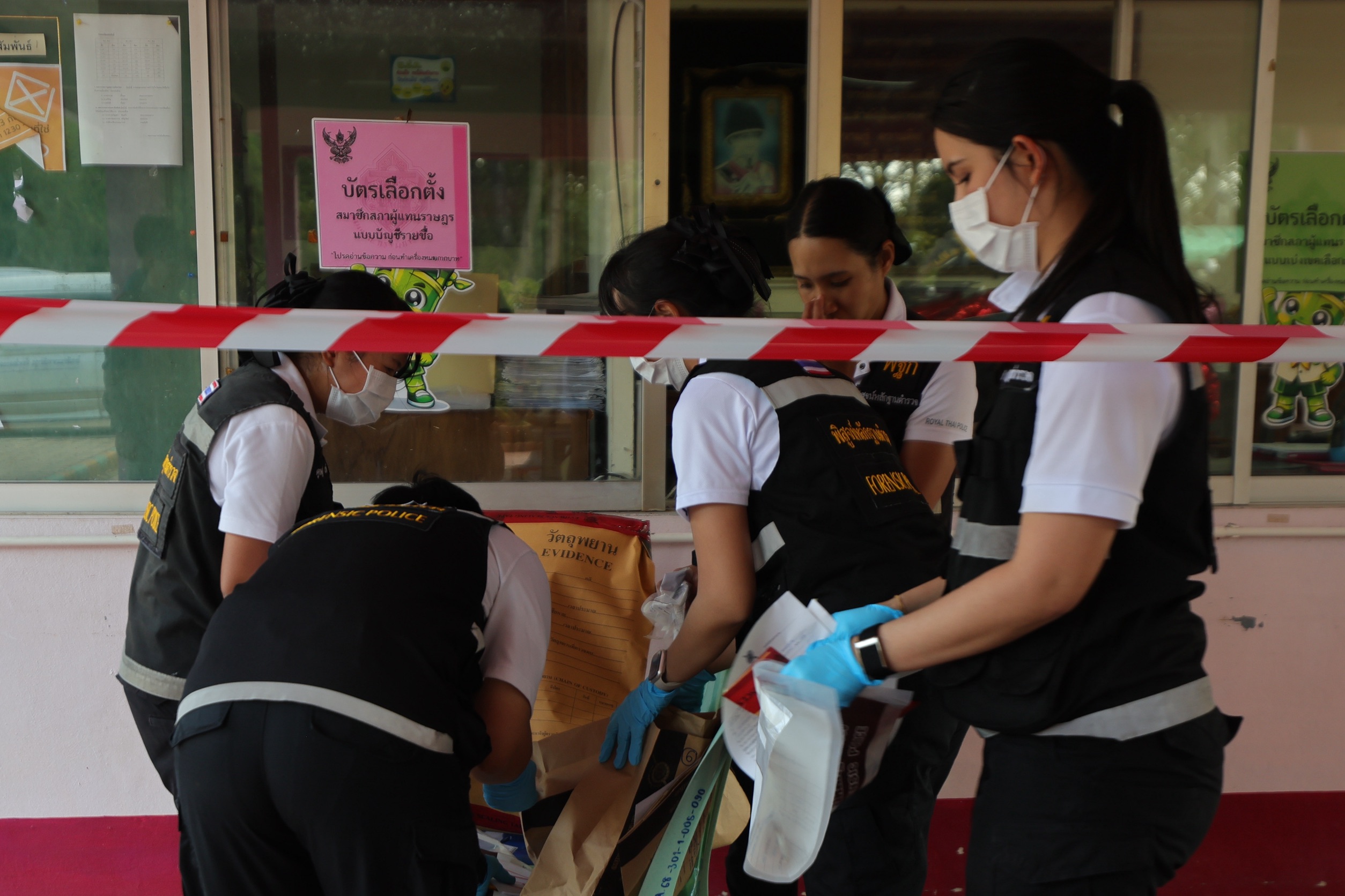 ศ.ดร.นฤมล ภิญโญสินวัฒน์ รัฐมนตรีว่าการกระทรวงศึกษาธิการ เยี่ยมนักเรียนที่ได้รับบาดเจ็บจากเหตุการณ์บุกยิงที่โรงเรียนพะตงประธานคีรีวัฒน์ 3