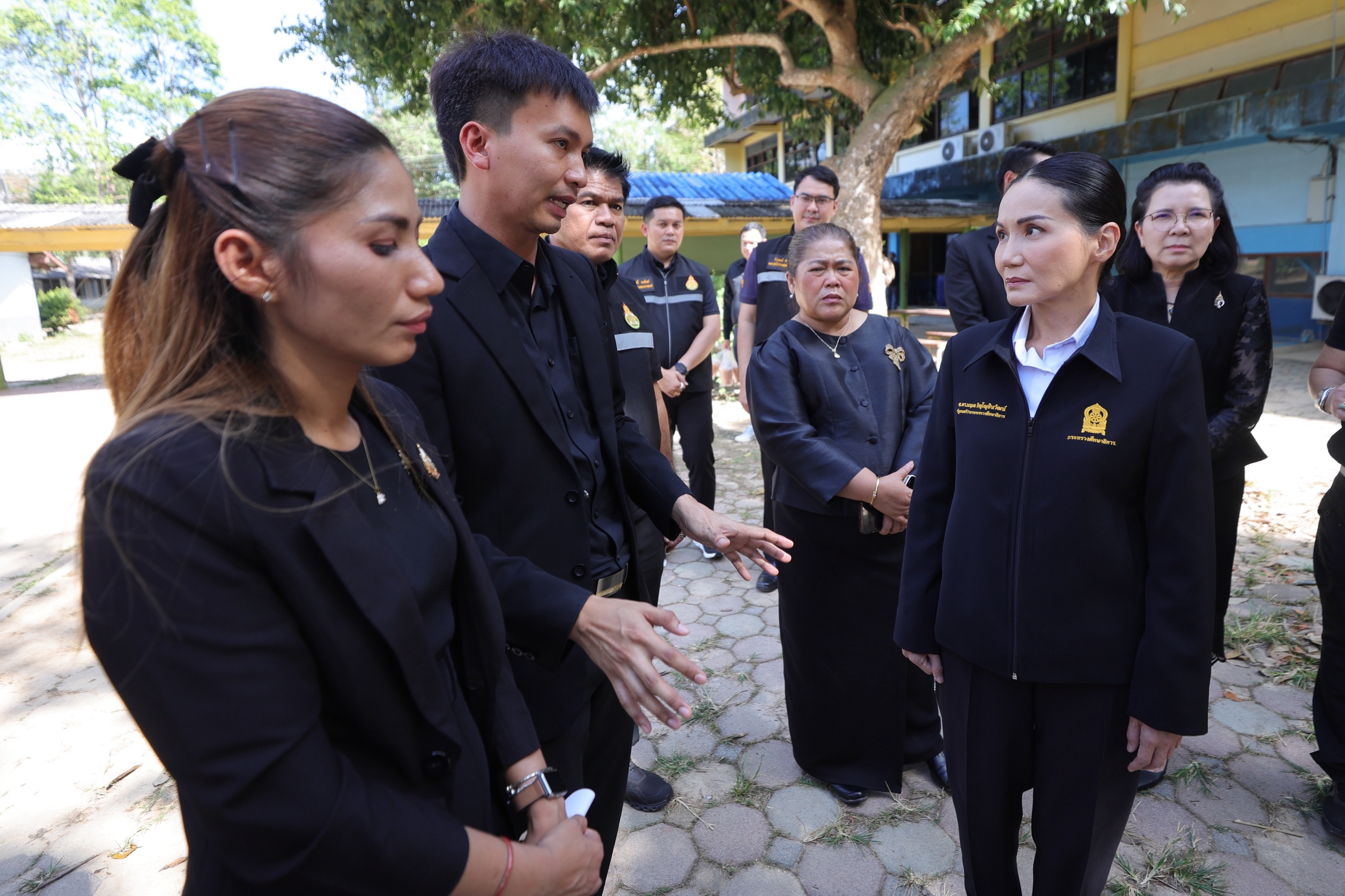 ศ.ดร.นฤมล ภิญโญสินวัฒน์ รัฐมนตรีว่าการกระทรวงศึกษาธิการ เยี่ยมนักเรียนที่ได้รับบาดเจ็บจากเหตุการณ์บุกยิงที่โรงเรียนพะตงประธานคีรีวัฒน์ 5
