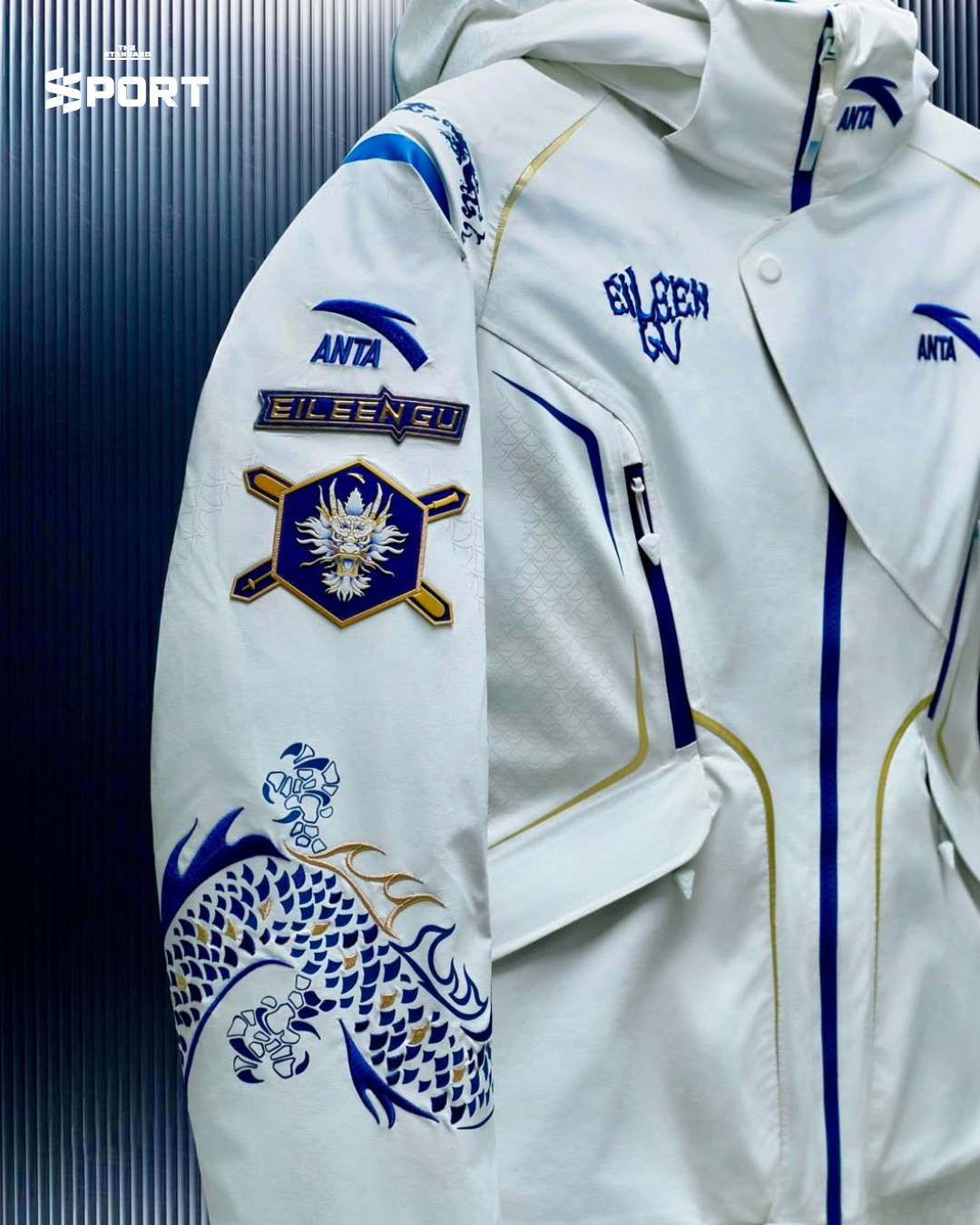 Eileen Gu นักฟรีสไตล์สกีในชุดแข่งลายครามจีน พร้อม Labubu เตรียมสำหรับโอลิมปิกฤดูหนาว 2026 2